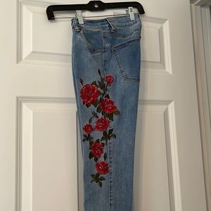 Cotton on 91 “Mid Grazer Skinny”. Size 4. BEAUTIFUL ROSE EMBROIDERY. VERY GOOD!